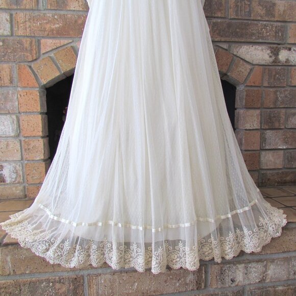 GUNNE SAX VICTORIAN STYLE WEDDING GOWN, CREAM w WHITE LACE, RUFFLES--GORGEOUS! - Picture 5 of 12